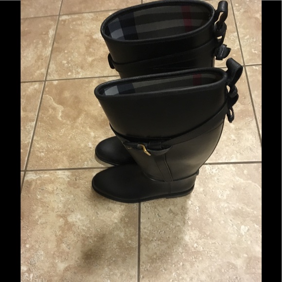 Boots - Picture 3 of 5